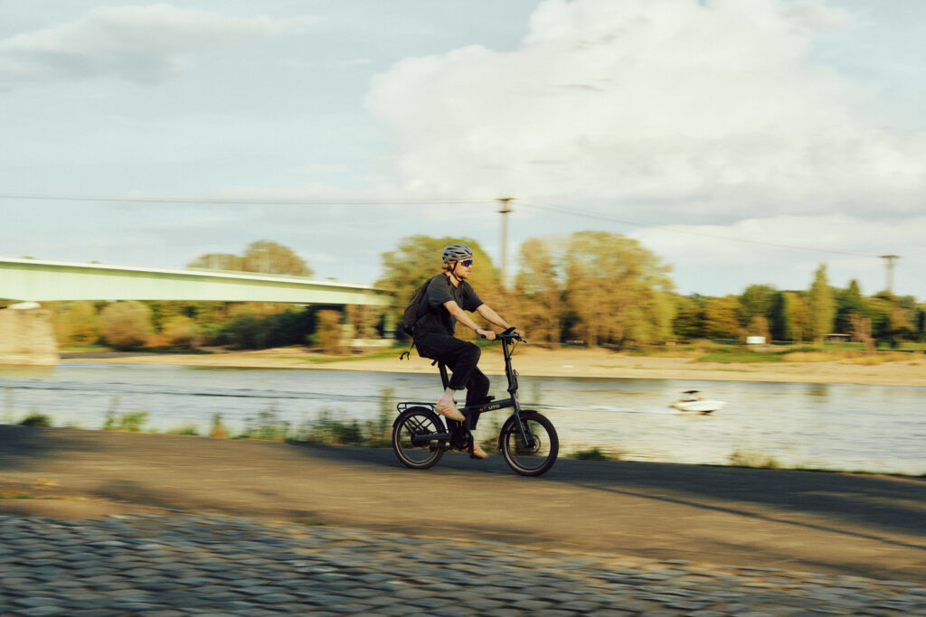 E-Bike am Rhein